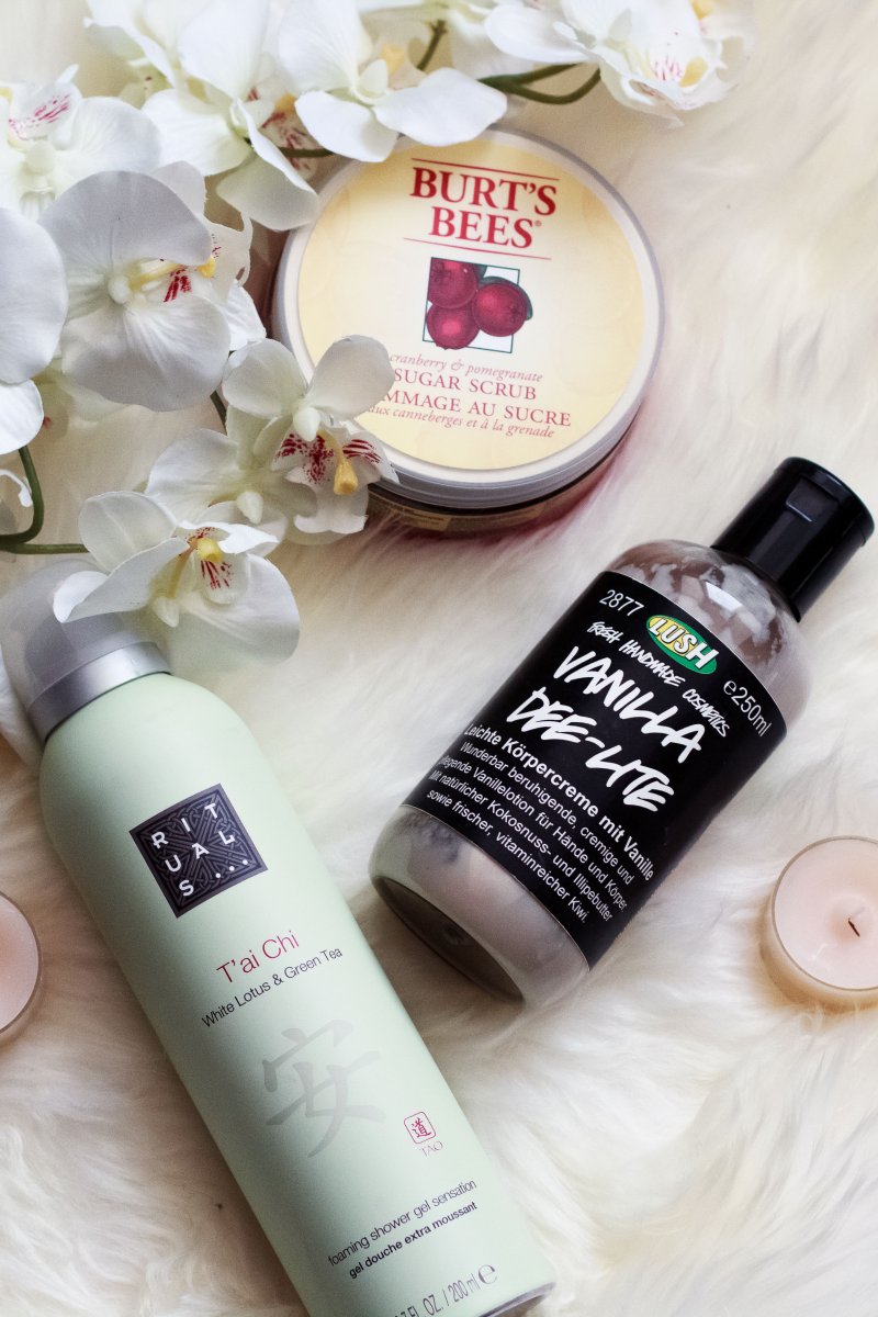 Kleidermaedchen-das-Blog-fuer-mode-beauty-lifestyle-hautpflege-routine-rituals-lush-burtsbees-Spring-care-routine-Duschgel-Peeling-Bodylotion-Rituals-tai-chi-shower-gel-lush-vanilla-dee-lite-leichte-Körpercreme-mit-vanille-burtsbee-suger-scrub-löprerpflege-review