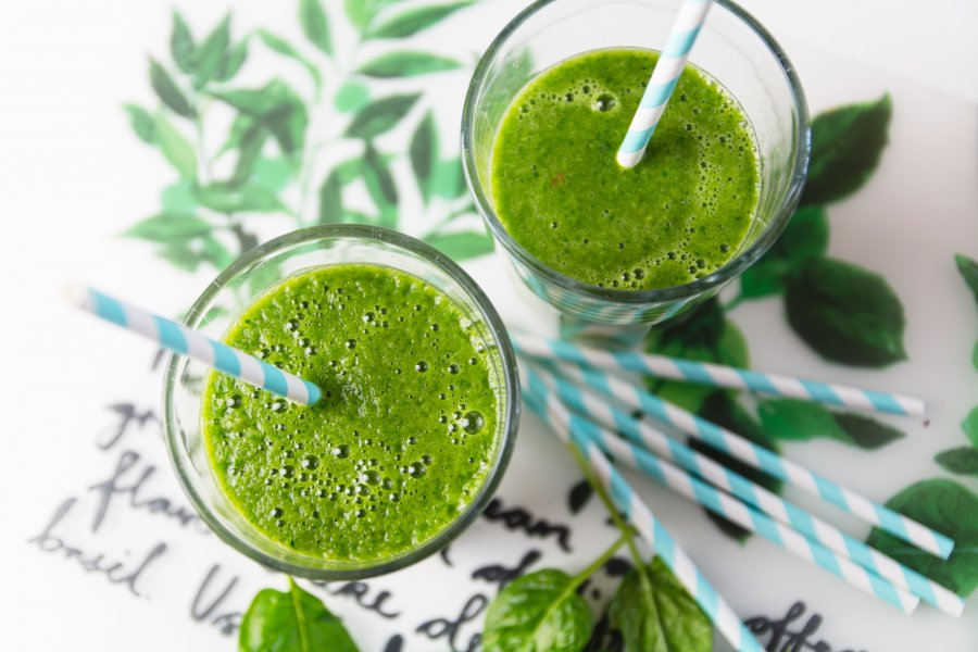 Green Smoothie mit Banane, Apfel, Ingwer und Spinat - Kleidermädchen ...