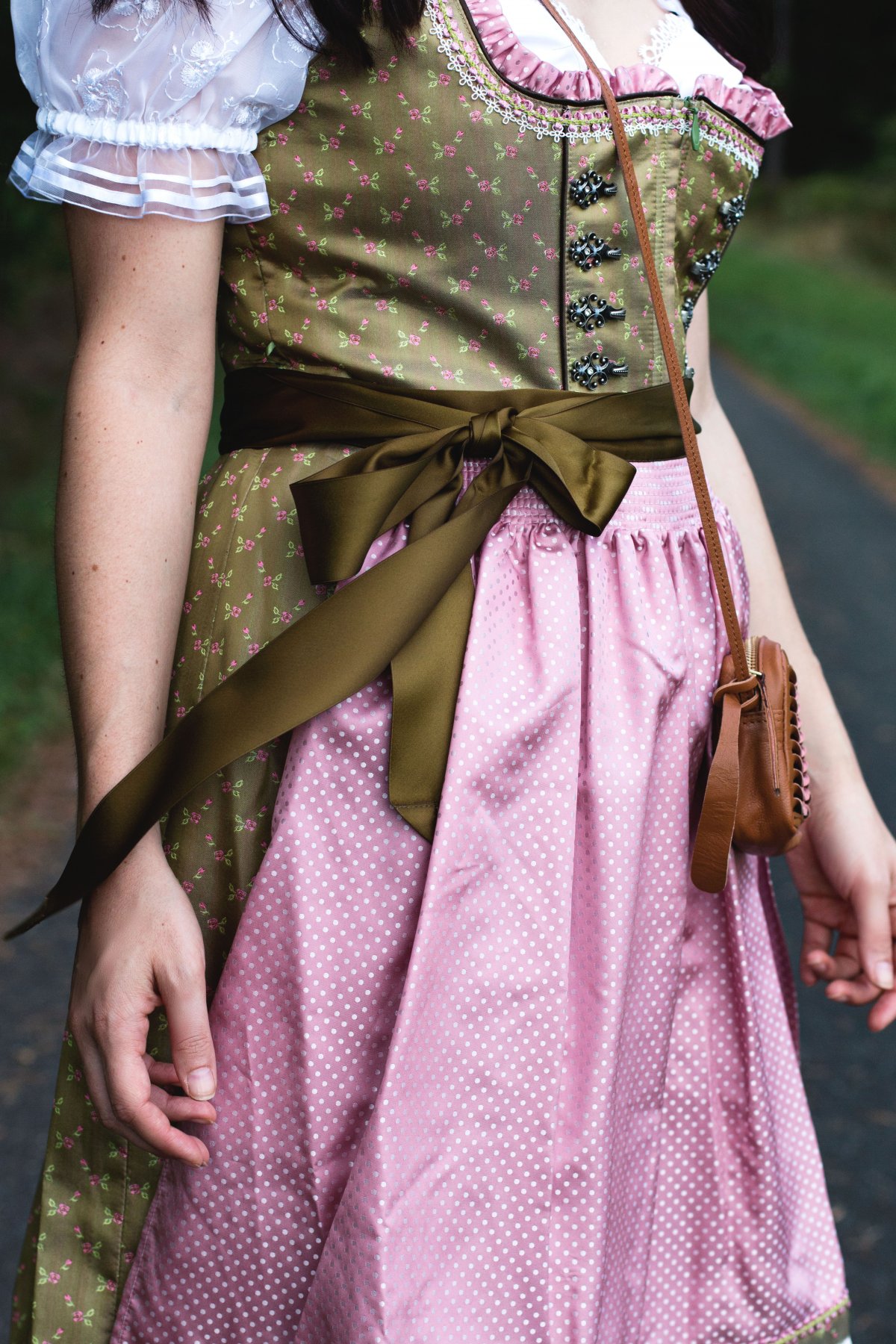 Oktoberfest Dirndl Outfit Und Dirndl Schleife Binden - Kleidermaedchen ...