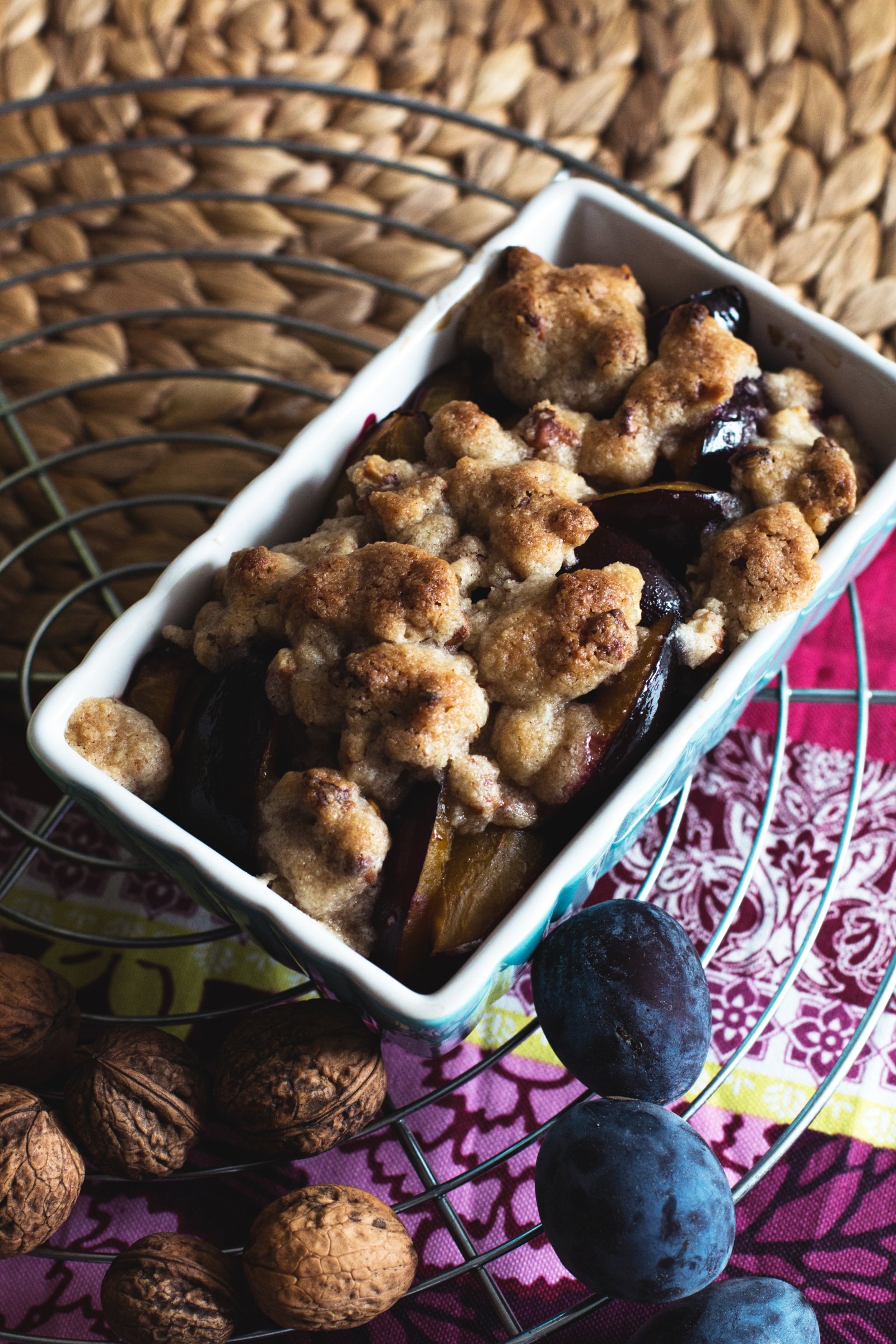 Zwetschgen Crumble und Apfel Crumble mit Walnüssen ...