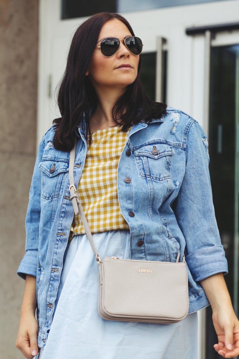 Sommer Outfit Mit Oversize Jeansjacke Midirock Und Karierter Bluse