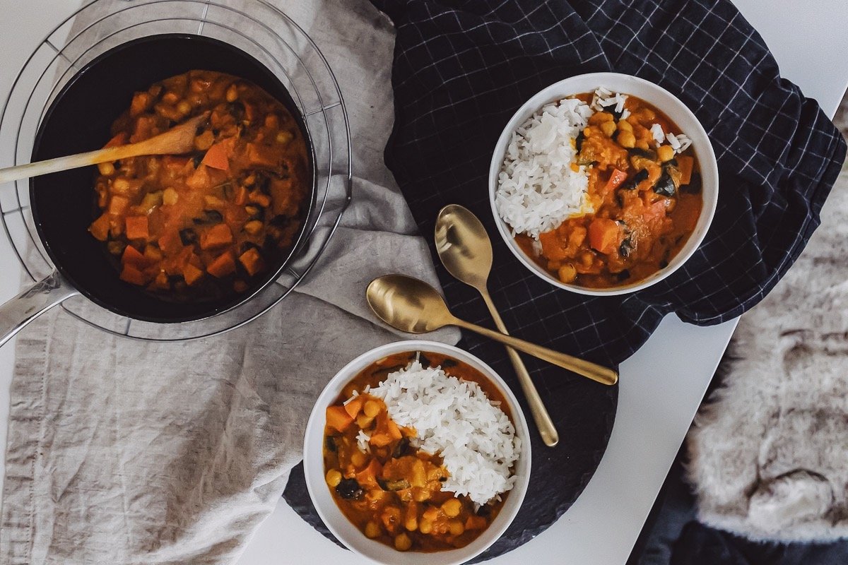 Auf dem Foodblog zeige ich dir ein leckeres veganes Curry mit Kürbis, Kichererbsen, Zucchini und Paprika. Ein saisonales Gericht für den Alltag, das im Handumdrehen zubereitet ist. www.kleidermaedchen.de #kokoscurry #veganescurry #curry #kürbis #sasionalkochen #foodblog #lifestyleblog