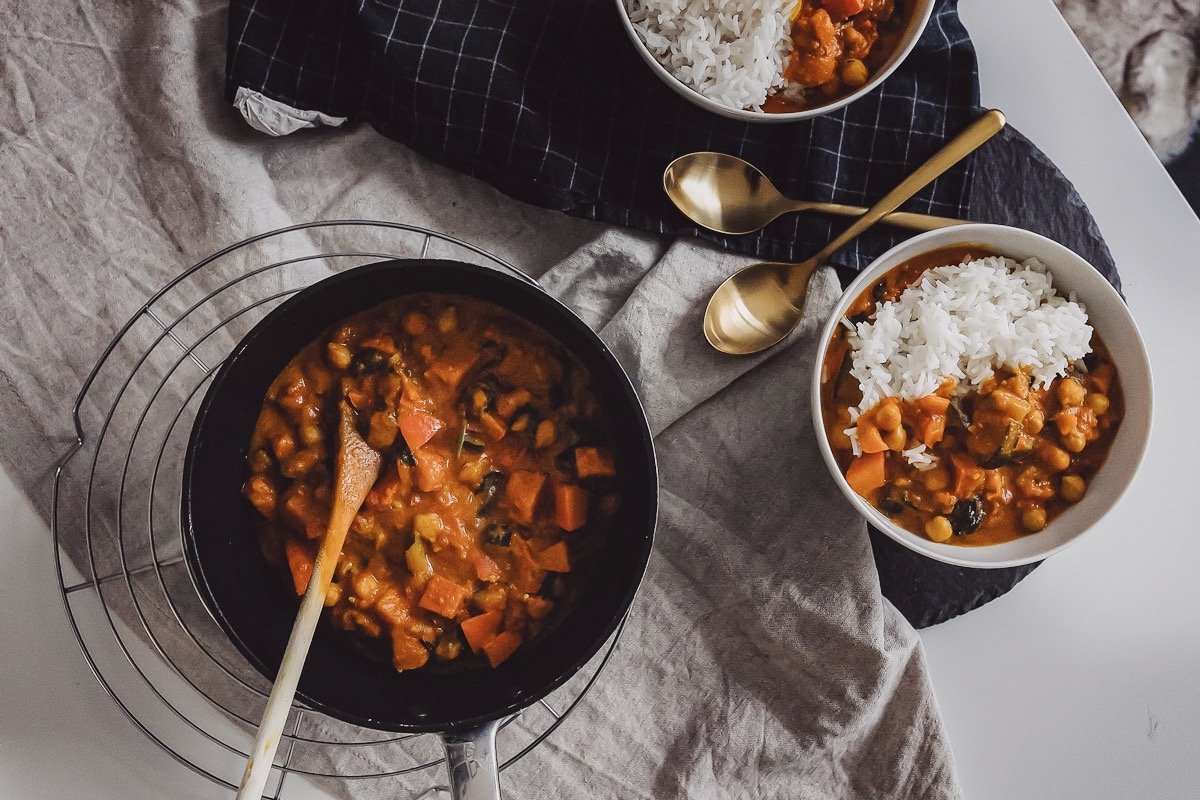 Auf dem Foodblog zeige ich dir ein leckeres veganes Curry mit Kürbis, Kichererbsen, Zucchini und Paprika. Ein saisonales Gericht für den Alltag, das im Handumdrehen zubereitet ist. www.kleidermaedchen.de #kokoscurry #veganescurry #curry #kürbis #sasionalkochen #foodblog #lifestyleblog