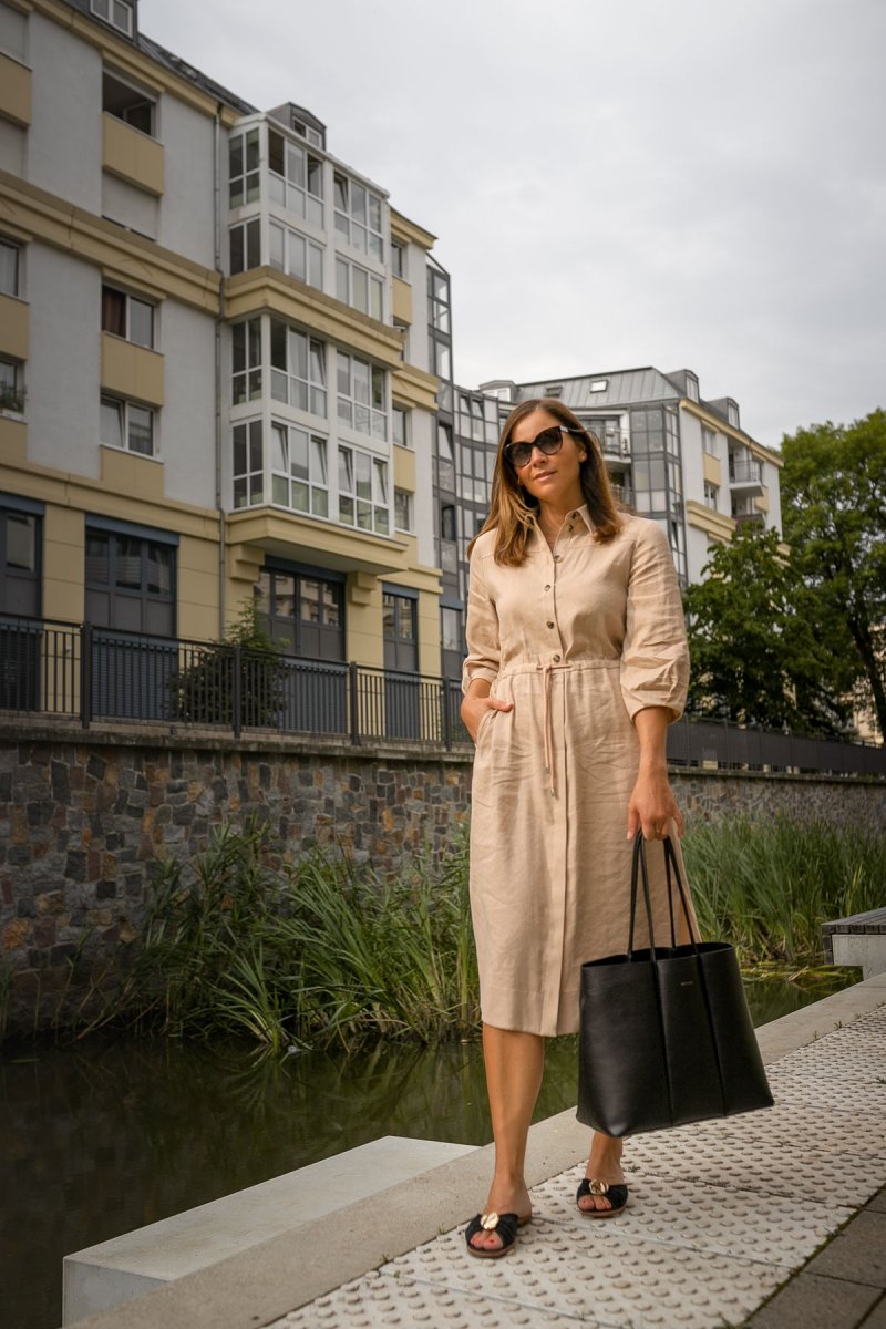 Auf dem Fashionblog findet ihr ein Hemdblusenkleid Outfit von Marc Cain in Kombination mit Flattered Sandalen, Viu Sonnenbrille und Mat & Natt Shopper. | www.kleidermaedchen.de