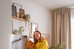 Homeoffice mit Flexispot E8 im Schlafzimmer einrichten. Auf dem Interiorblog zeige ich dir, wie du deinen Arbeitsplatz im Schlafzimmer harmonisch integrierst. Außerdem gehe ich auf die Vorteile eines höhenverstellbaren Schreibtisches ein. | www.kleidermaedchen.de