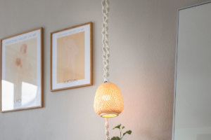 Makramee Lampen DIY Anleitung für das Schlaf- und Wohnzimmer. Auf dem Interiorblog stelle ich dir meine Makramee Lampenkreation vor und zeige euch Schritt für Schritt, wie ihr sie ganz einfach nachbasteln könnt. www.kleidermaedchen.de