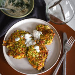 Zucchini-Möhren-Puffer mit Zitronen-Dill-Joghurt. Auf dem Foodblog zeige ich dir das schnelle und gesunde Rezept. | www.kleidermaedchen.de