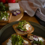 Flammkuchen-Toast mit Apfel, Schafskäse und Rucola. Auf dem Foodblog zeige ich dir das schnelle und gesunde Rezept. | www.kleidermaedchen.de