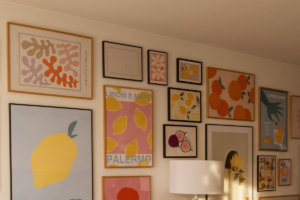 Wohnzimmer Bilderwand mit Frühlingspostern von Desenio in Pastelltönen gestalten mit Rabattcode. Mehr auf dem Interiorblog.