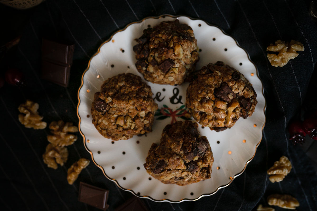 Auf dem Food- und Lifestyleblog backe ich mit dir meine liebsten Weihnachtsplätzchen. Die veganen Walnuss-Schokoladen Plätzchen sind im Nu zubereitet und unglaublich lecker. www.kleidermaedchen.de #vegan #veganbacken #plätzchen #weihnachtsplätzchen #walnuss #foodblog #lifestyleblog #schokolade