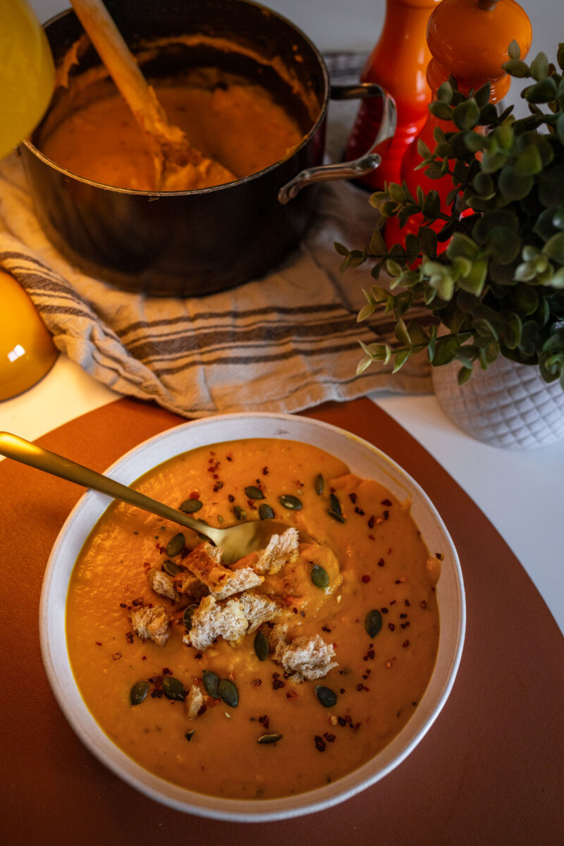 Kürbisrezepte für den Herbst. Auf dem Foodblog findest du eine fruchtige Kürbis-Kokos-Suppe zum Nachkochen und Genießen.