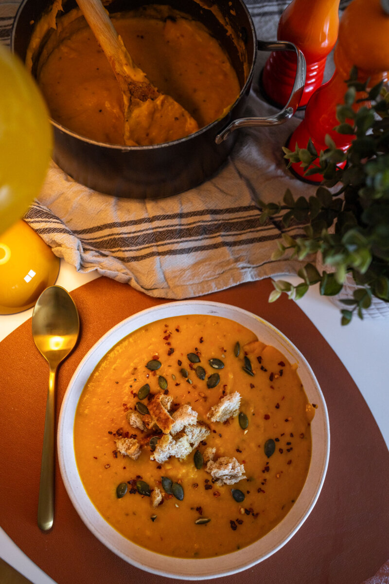 Kürbisrezepte für den Herbst. Auf dem Foodblog findest du eine fruchtige Kürbis-Kokos-Suppe zum Nachkochen und Genießen.