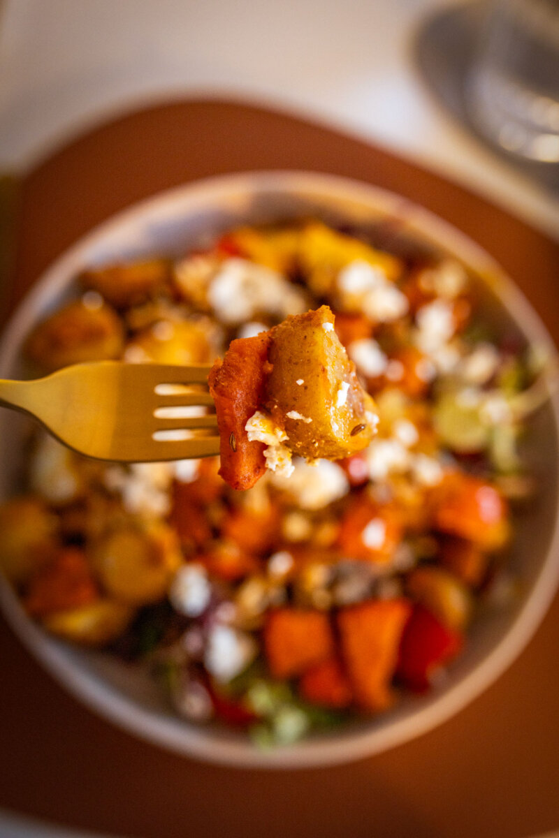 Kürbisrezepte für den Herbst. Auf dem Foodblog findest du einen herbstlichen Kürbis Salat zum Nachkochen und Genießen.