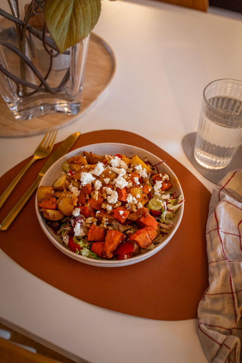 Kürbisrezepte für den Herbst. Auf dem Foodblog findest du einen herbstlichen Kürbis Salat zum Nachkochen und Genießen.