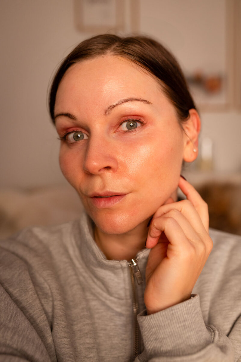 Erfahrungsbericht: CurrentBody RF Radiofrequenz Hautstraffungsgerät. Ich verrate dir auf dem Beautyblog, wie ich das Gerät anwende und was es für Falten und feine Linien bewirkt.