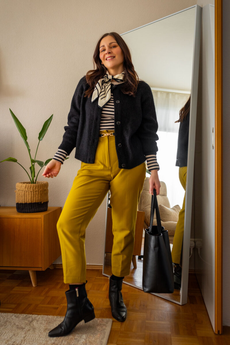 Frühlings-Outfit mit gelber Chino, Streifenshirt und Halstuch Modetrends 2025 Selected Femme Strickjacke, Viu Sonnenbrille