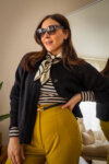 Frühlings-Outfit mit gelber Chino, Streifenshirt und Halstuch Modetrends 2025 Selected Femme Strickjacke, Viu Sonnenbrille