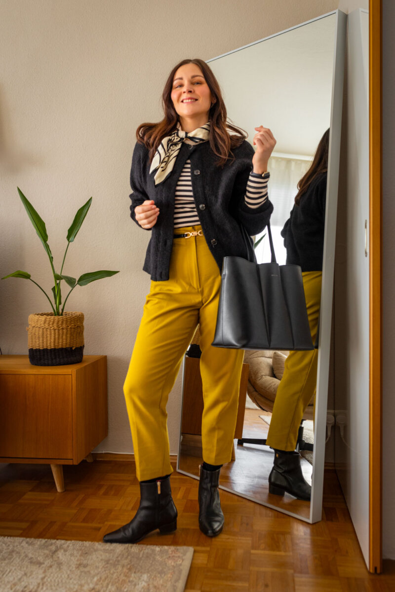 Frühlings-Outfit mit gelber Chino, Streifenshirt und Halstuch Modetrends 2025 Selected Femme Strickjacke, Viu Sonnenbrille